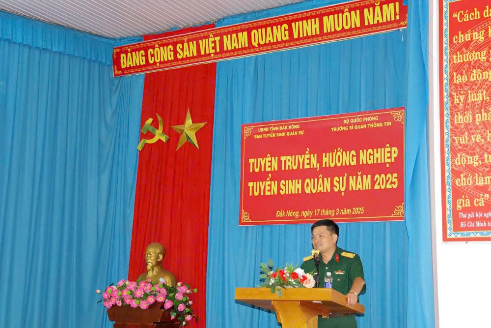 Trường Sĩ quan Thông tin tổ chức tuyên truyền, hướng nghiệp tuyển sinh quân sự năm 2025 tại tỉnh Đăk Nông